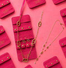 Pochette à bijoux + 3 bijoux