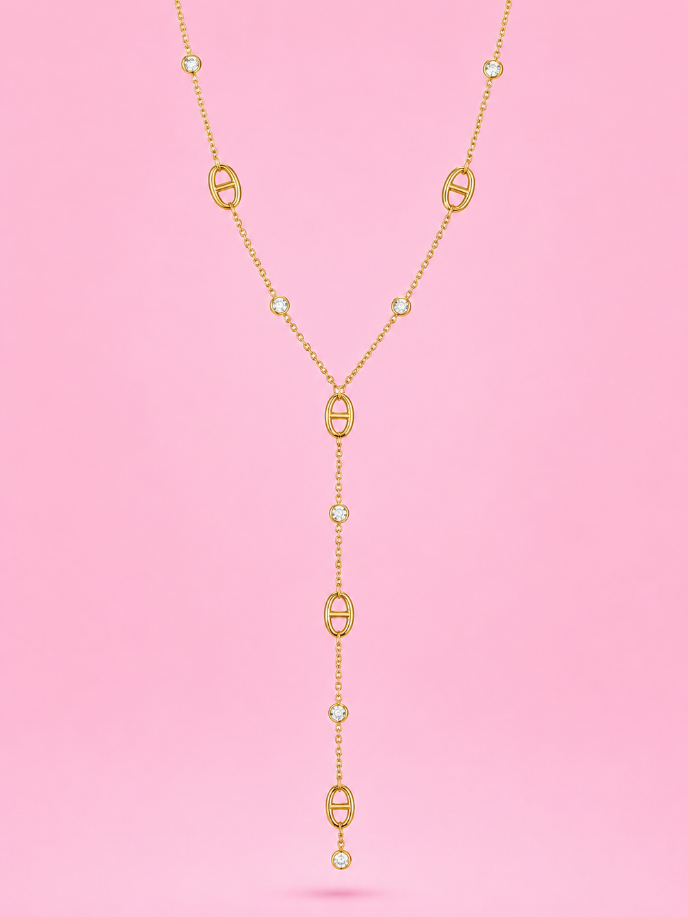 Collier Dynastie doré en acier inoxydable waterproof porté par une femme
