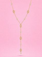 Collier Dynastie doré en acier inoxydable waterproof porté par une femme