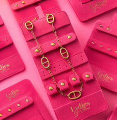 Pochette à bijoux + 1 bijou