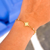 Bracelet Alexandra en acier inoxydable doré, ajustable, porté