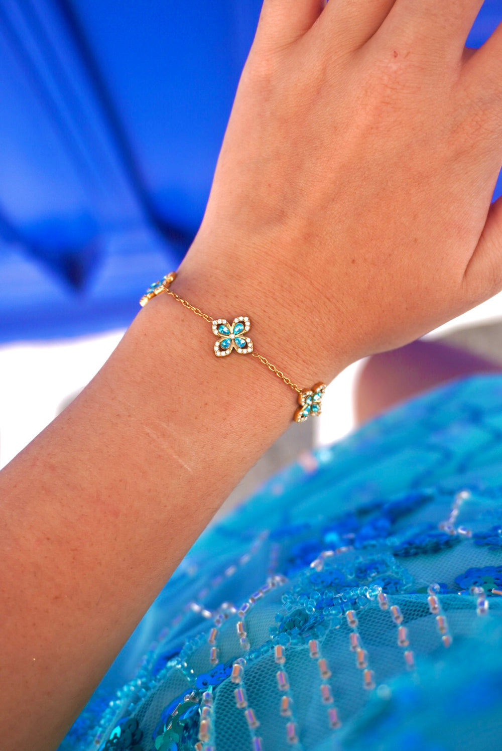 Bracelet Lysia bleu en acier inoxydable, ajustable, porté
