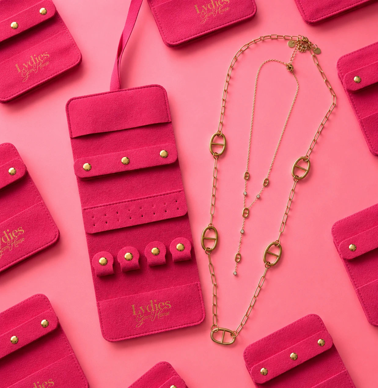 Pochette à bijoux + 2 bijoux