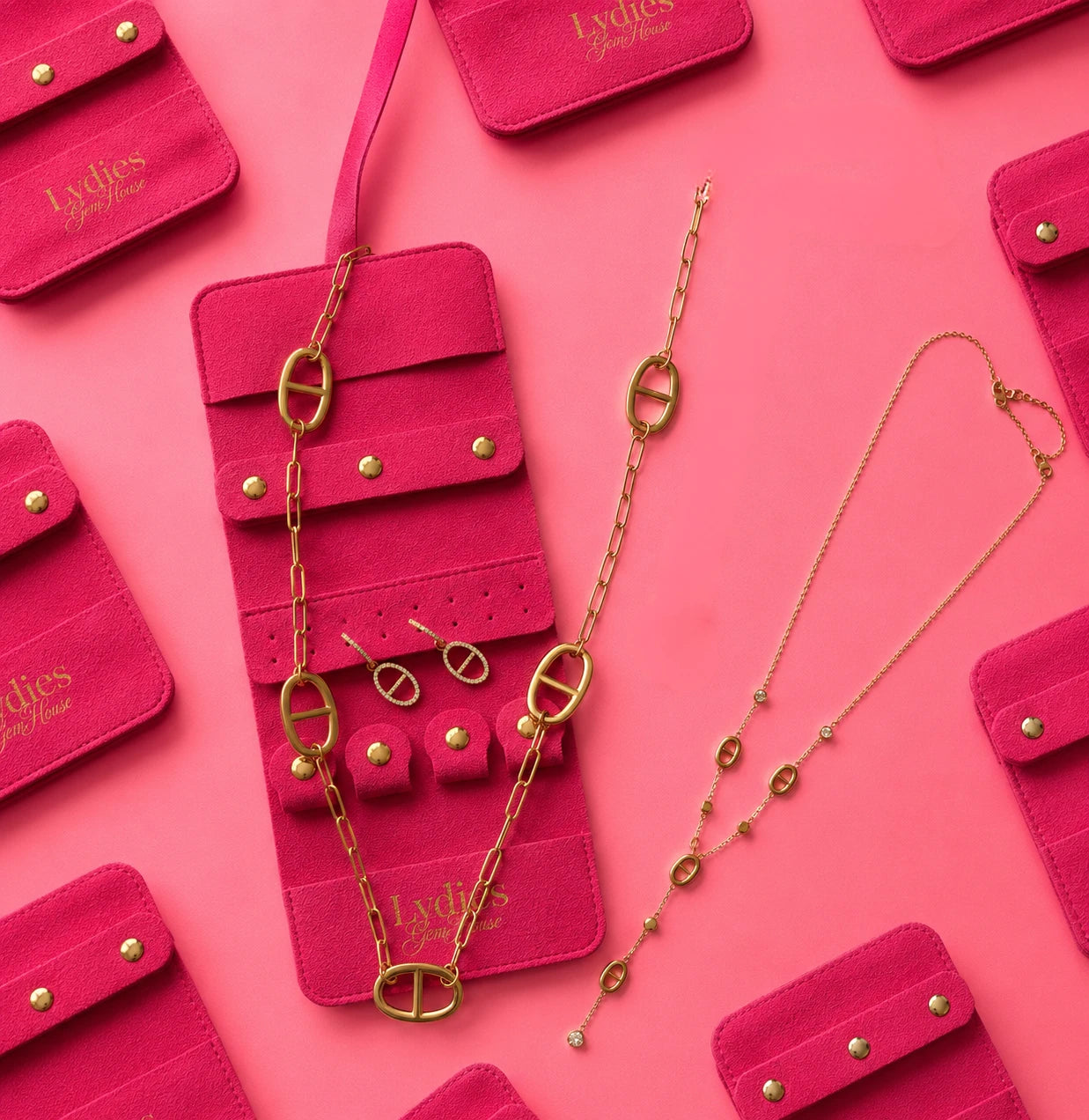 Pochette à bijoux + 3 bijoux
