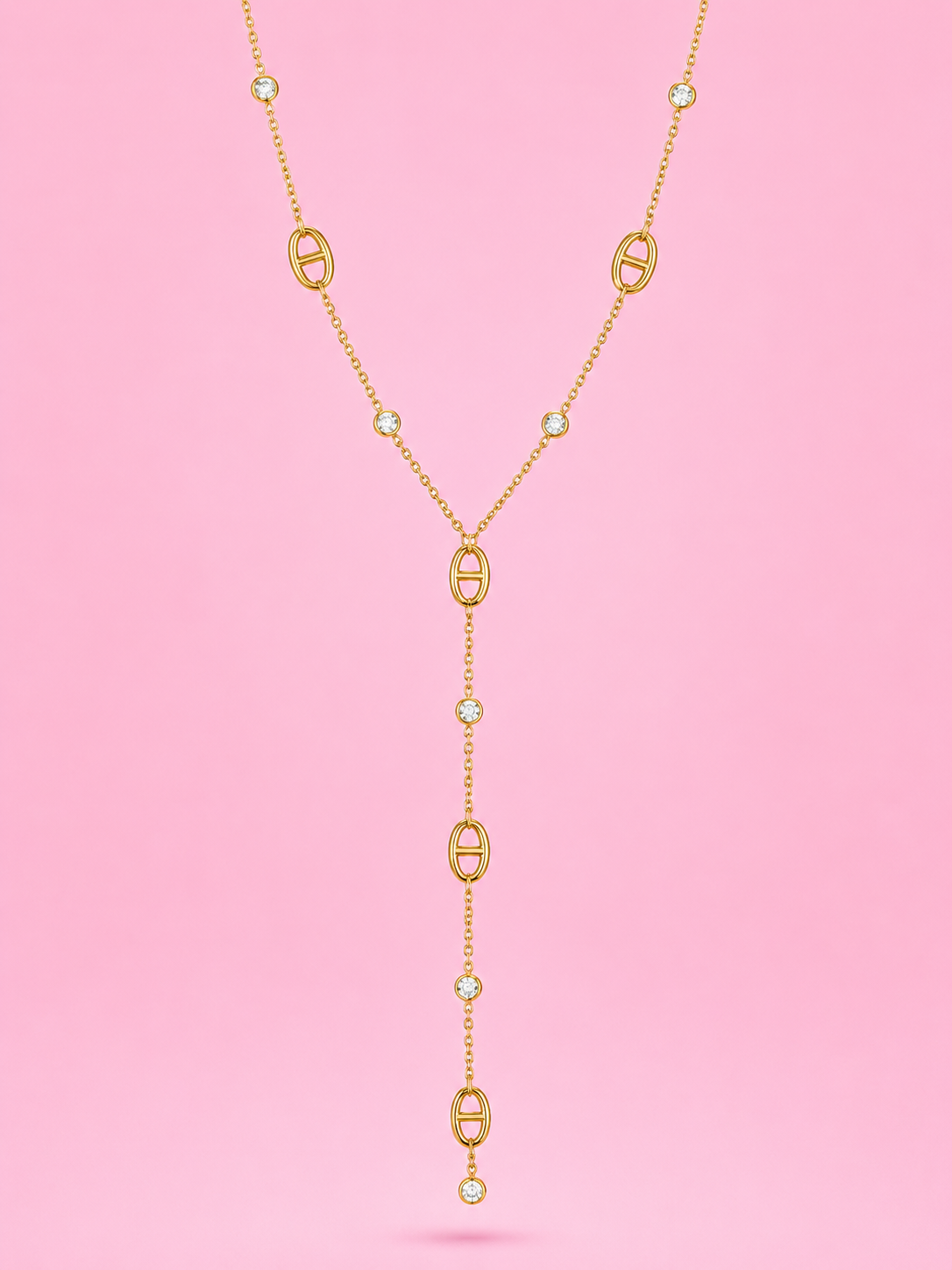 Collier Dynastie doré en acier inoxydable waterproof porté par une femme