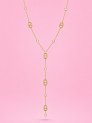 Collier Dynastie doré en acier inoxydable waterproof porté par une femme