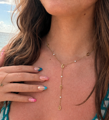 Collier Dynastie en acier inoxydable doré hypoallergénique gros plan