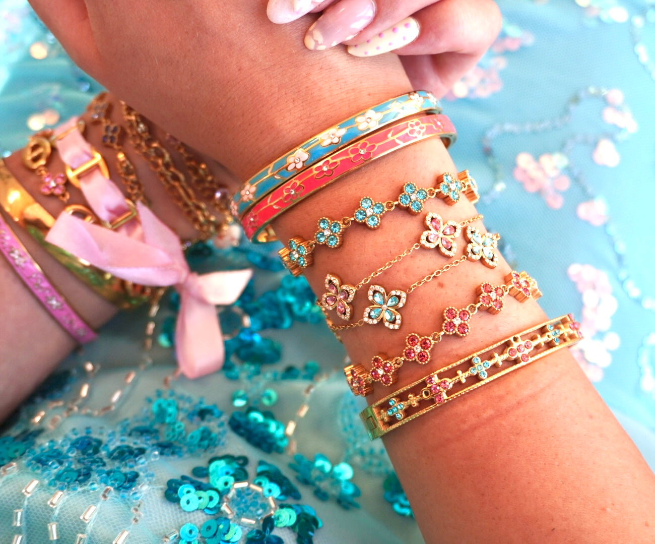 Bracelet Lysia rose porté au poignet