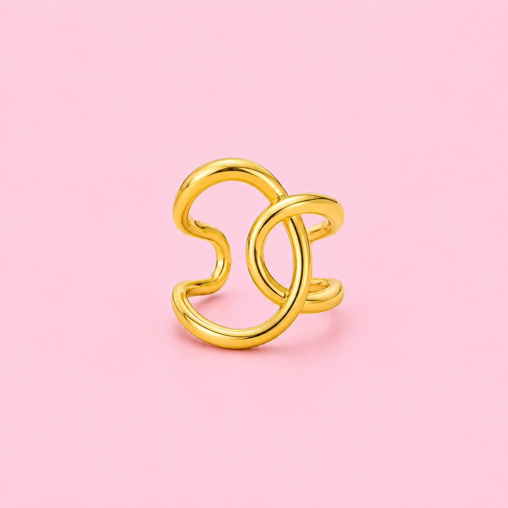 Bague Alma dorée en acier inoxydable ajustable portée au doigt