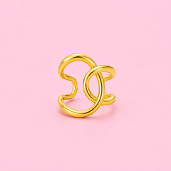 Bague Alma dorée en acier inoxydable ajustable portée au doigt