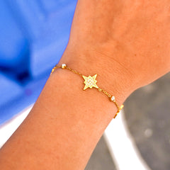 Bracelet Alexandra en acier inoxydable doré, ajustable, porté