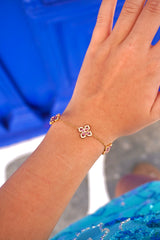 Bracelet Lysia rose en acier inoxydable, ajustable, porté