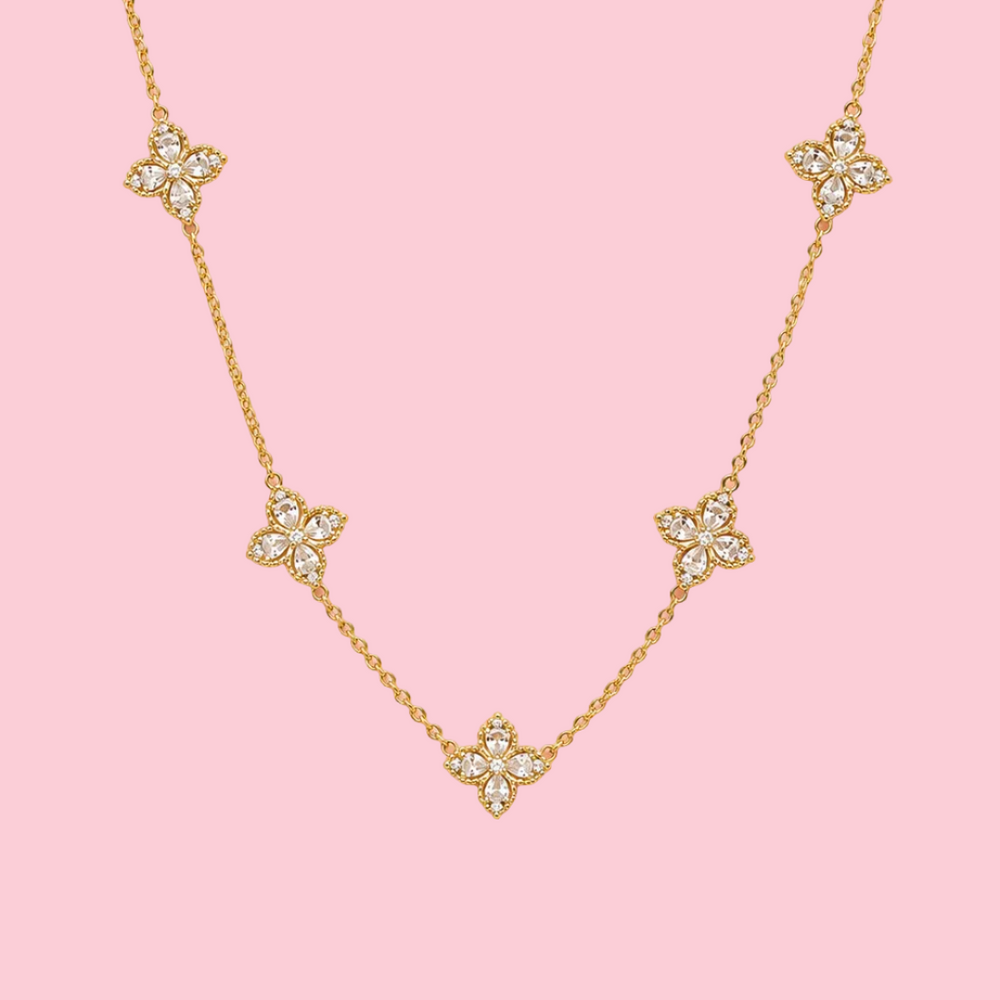 Collier Lisia blanc en acier inoxydable, ajustable, porté