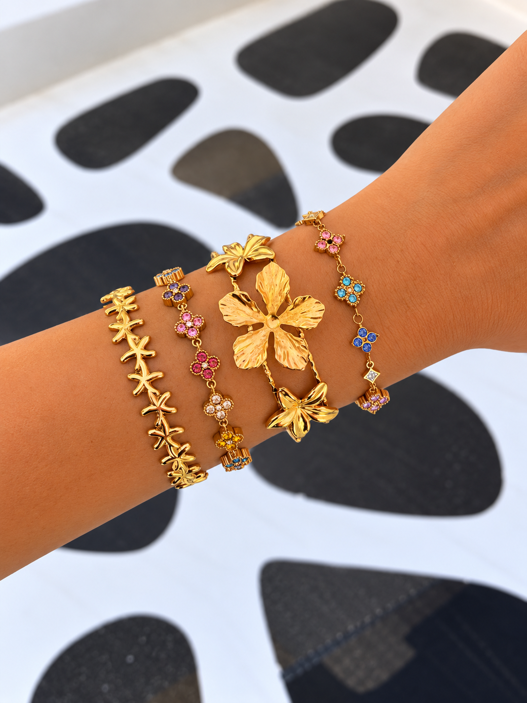 Compo colorée : Jonc Alpia, Bracelet Élite, Chaîne de main Aphrodite et Jonc Hibis portés ensemble