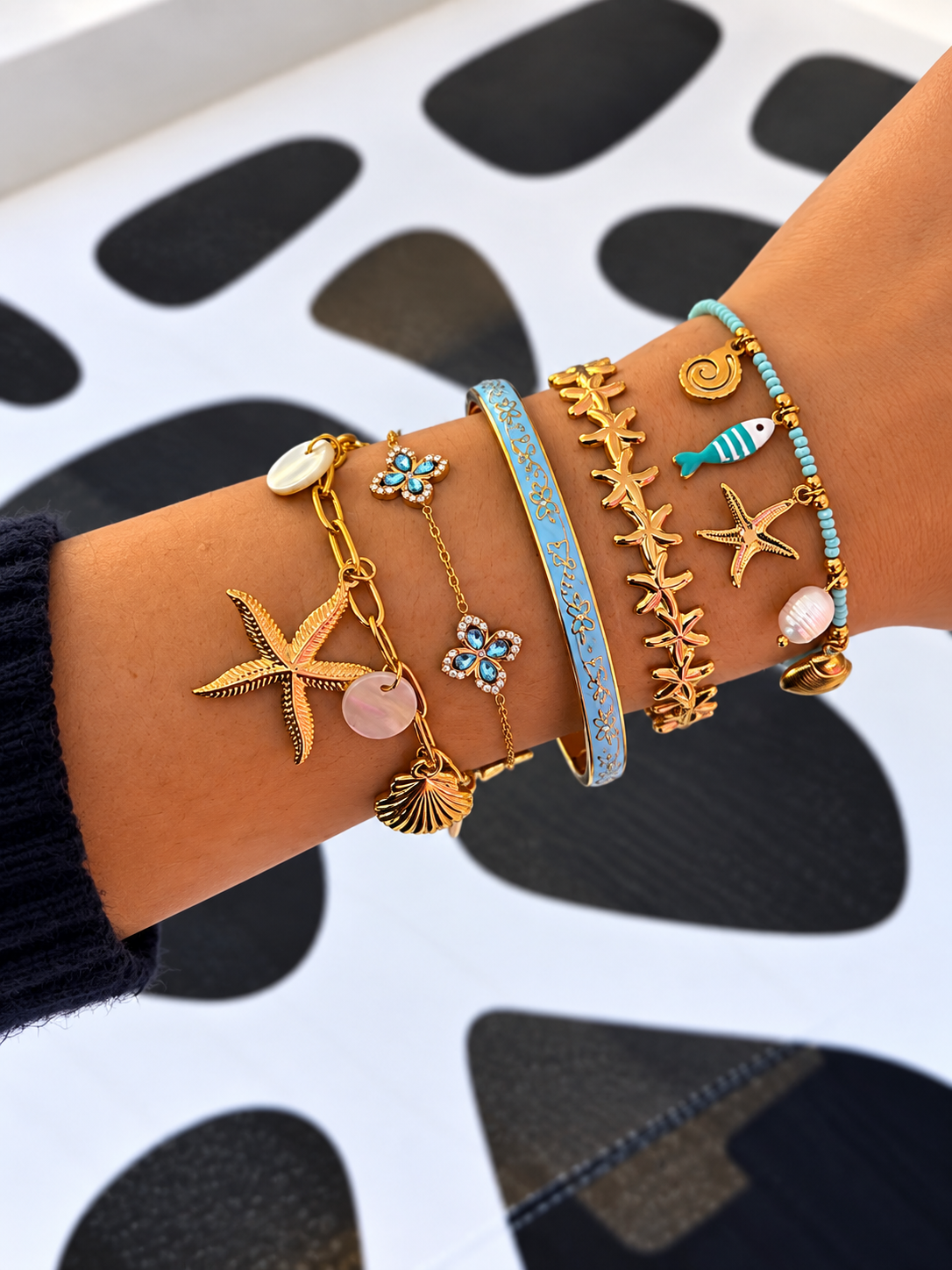 Compo bleue : Lysia Bleu, Jonc Pura Vida, Jonc Alpia et Nina Bleu portés ensemble